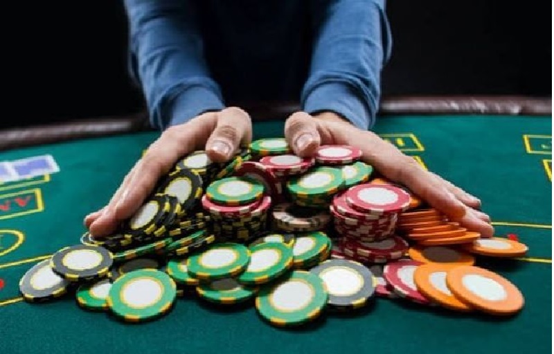 Poker all in là gì? Có nên chơi all in Poker trong một ván bài hay không?